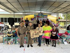 พ.ต.อ.ศุภชัย วิบูรณ์สุขสันต์ ผกก.สภ.หนองสาหร่าย ข้าราชการตำรวจ สภ.หนองสาหร่าย มอบของขวัญ ขนมวันเด็กให้โรงเรียนในพื้นที่